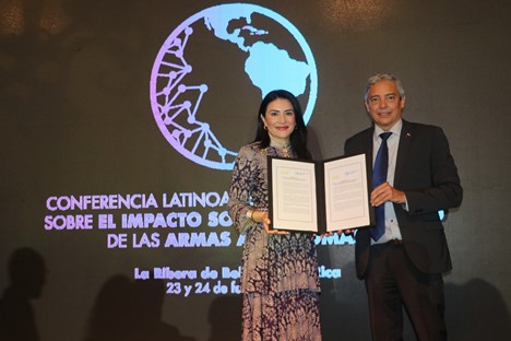 Costa Rican Ambassador to the United Nations Maritza Chan and Vice Minister for Foreign Affairs Christian Guillermet-Fernandez present newly adopted Belén Communiqué. Credit: Latin American and the Caribbean Conference on the Social and Humanitarian Impact of Autonomous Weapons, 2023.