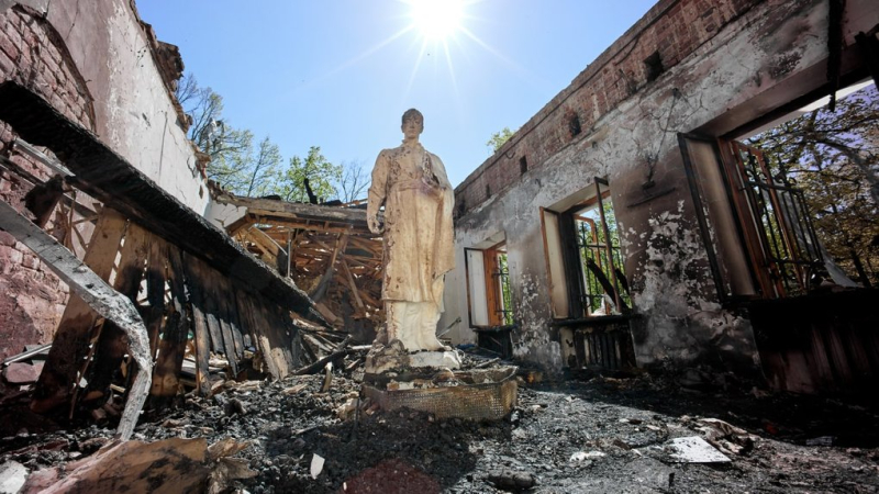 Image of statue in bombed out area of Ukraine